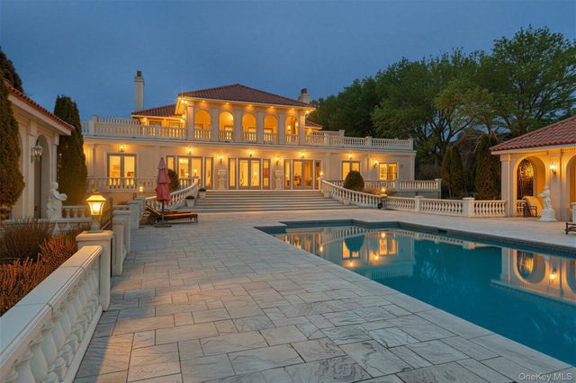 7 Cross Road, Remsenburg, NY 11960