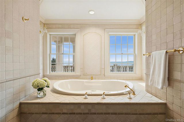 7 Cross Road, Remsenburg, NY 11960