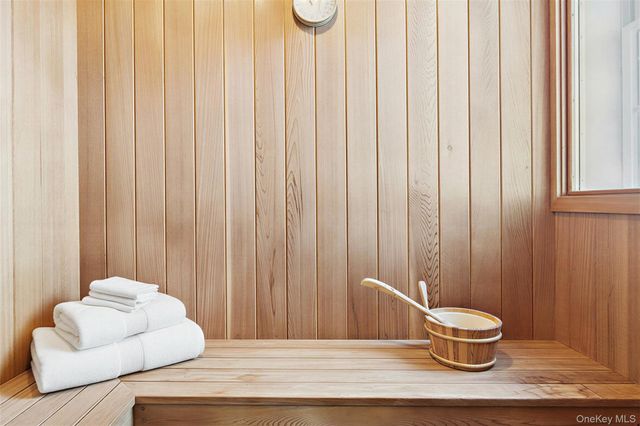 7 Cross Road, Remsenburg, NY 11960