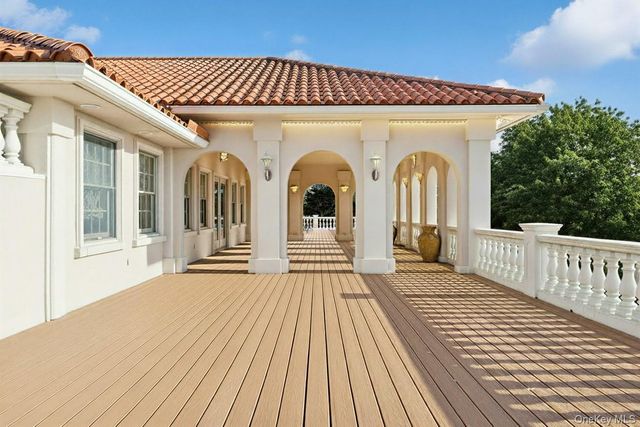 7 Cross Road, Remsenburg, NY 11960