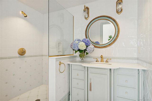 7 Cross Road, Remsenburg, NY 11960