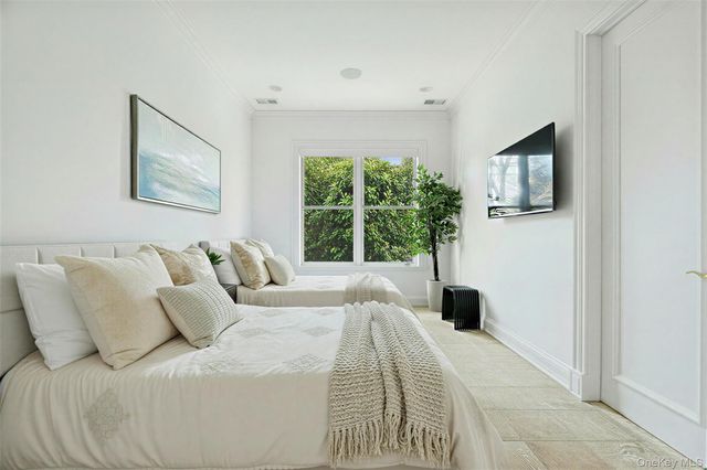 7 Cross Road, Remsenburg, NY 11960