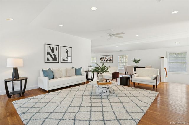 7 Cross Road, Remsenburg, NY 11960