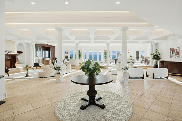 7 Cross Road, Remsenburg, NY 11960