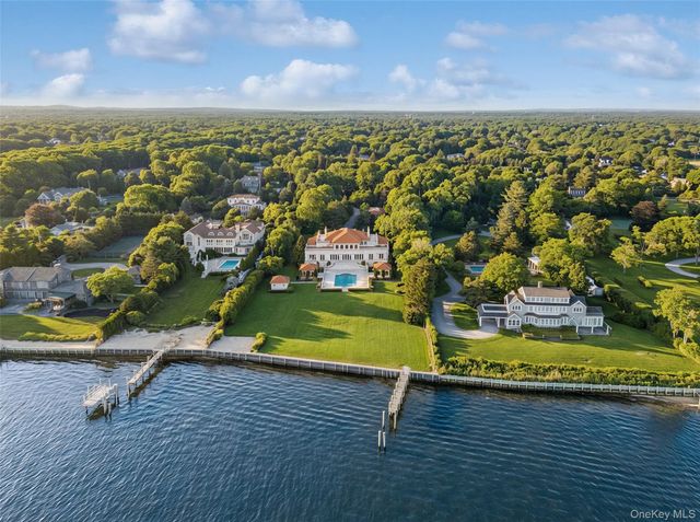 7 Cross Road, Remsenburg, NY 11960