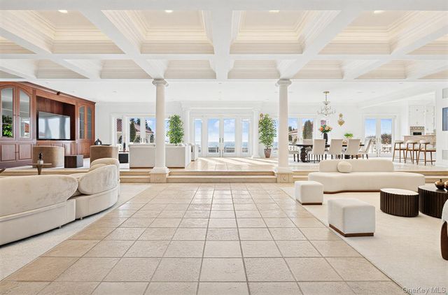 7 Cross Road, Remsenburg, NY 11960