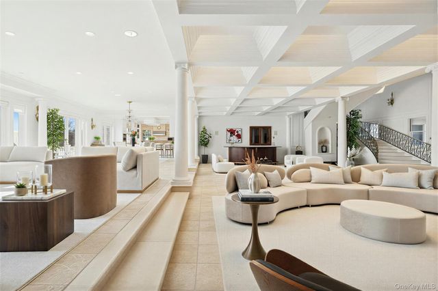 7 Cross Road, Remsenburg, NY 11960