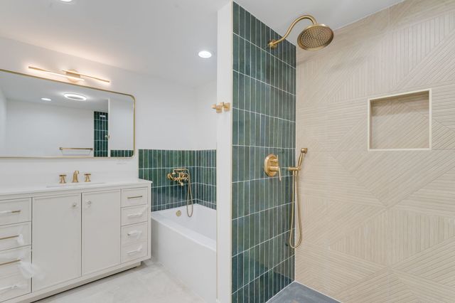 5853 W Newport Avenue, Chicago, IL 60634