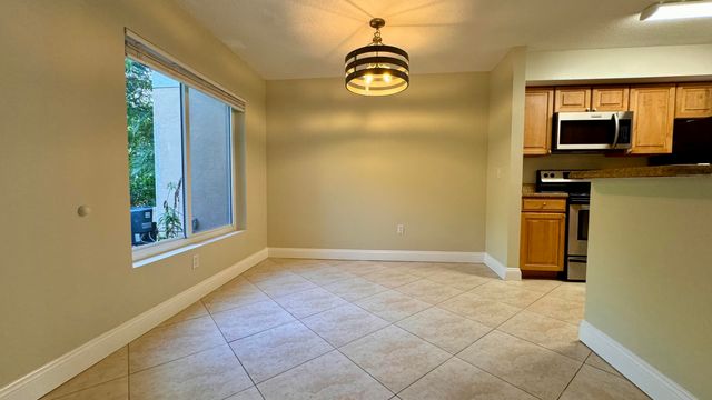 815 W Boynton Beach Boulevard 10-105, Boynton Beach, FL 33426