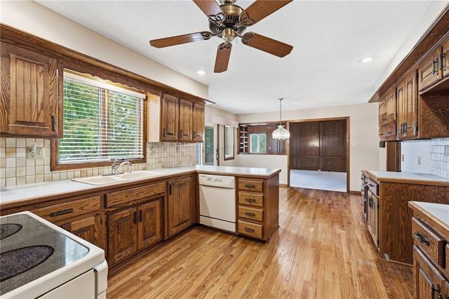 1633 NE Thames Drive, Lee's Summit, MO 64086