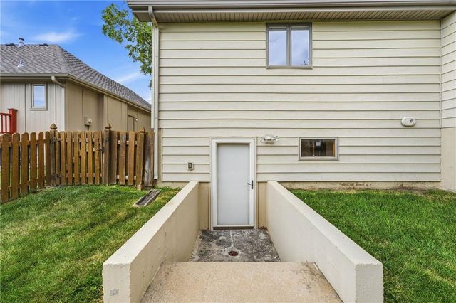 1633 NE Thames Drive, Lee's Summit, MO 64086