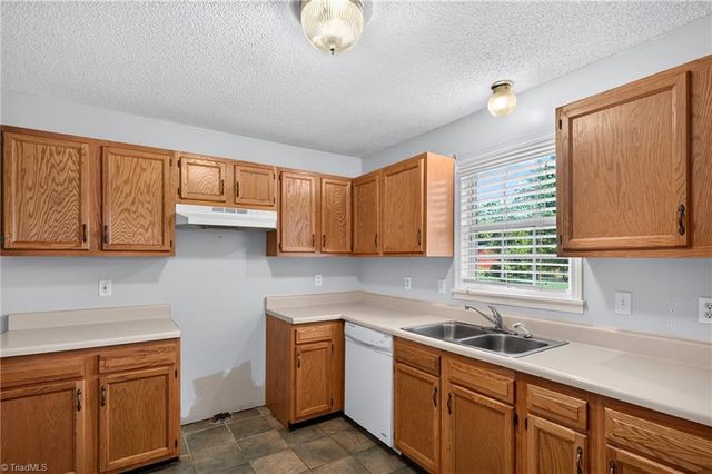 8 Hinkle Street, Thomasville, NC 27360
