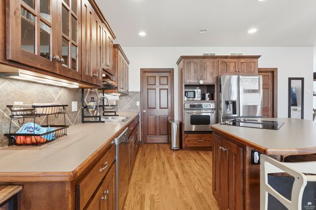 1108 Oaktree Place, Manhattan, KS 66503