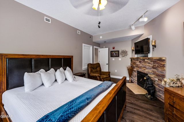 513 McCarter Rd Apt 5S, Gatlinburg, TN 37738