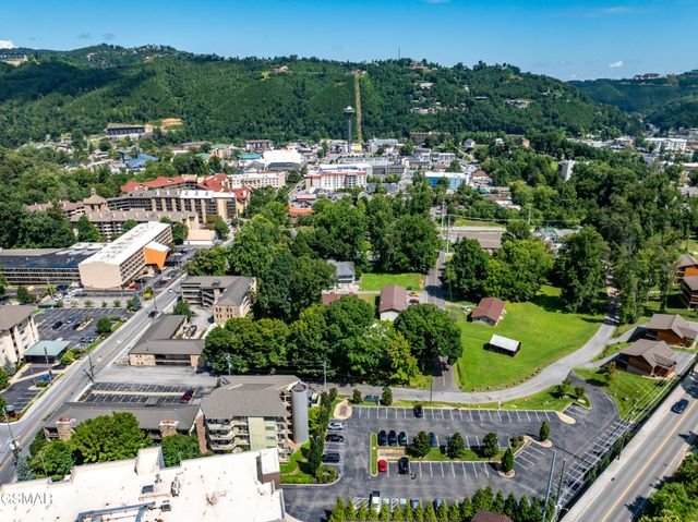 513 McCarter Rd Apt 5S, Gatlinburg, TN 37738