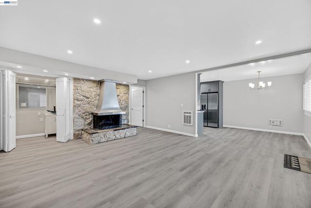 2133 Santa Clara Ave 328, Alameda, CA 94501