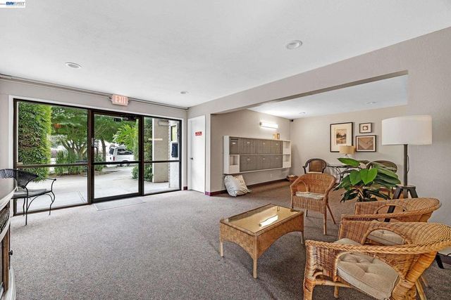 2133 Santa Clara Ave 328, Alameda, CA 94501