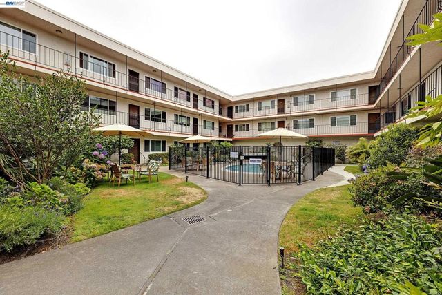 2133 Santa Clara Ave 328, Alameda, CA 94501
