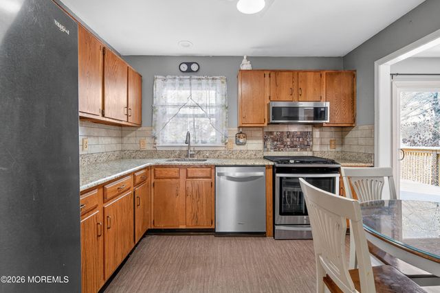 102 Tarnov Court, Manchester, NJ 08759