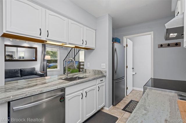 387 Neptune Drive, Walled Lake, MI 48390