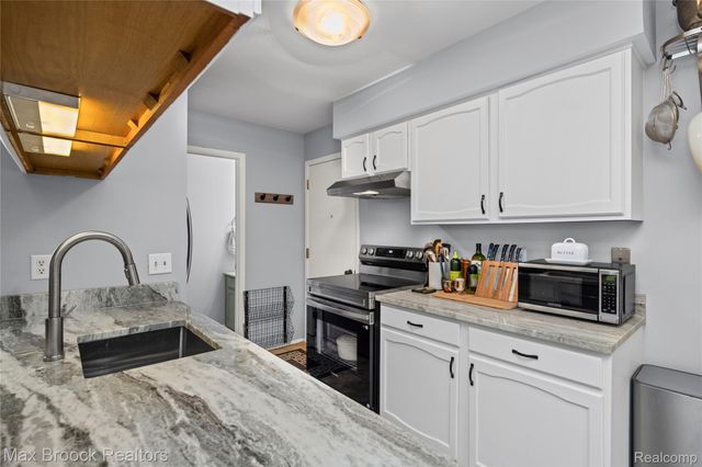 387 Neptune Drive, Walled Lake, MI 48390