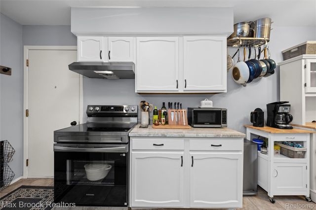 387 Neptune Drive, Walled Lake, MI 48390