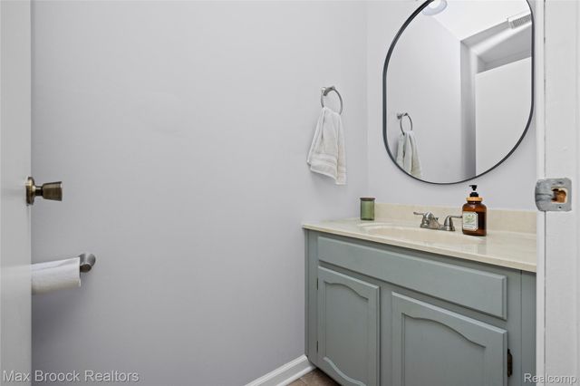 387 Neptune Drive, Walled Lake, MI 48390