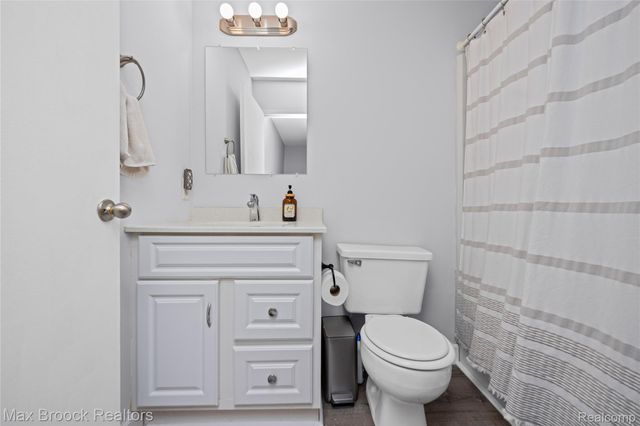 387 Neptune Drive, Walled Lake, MI 48390