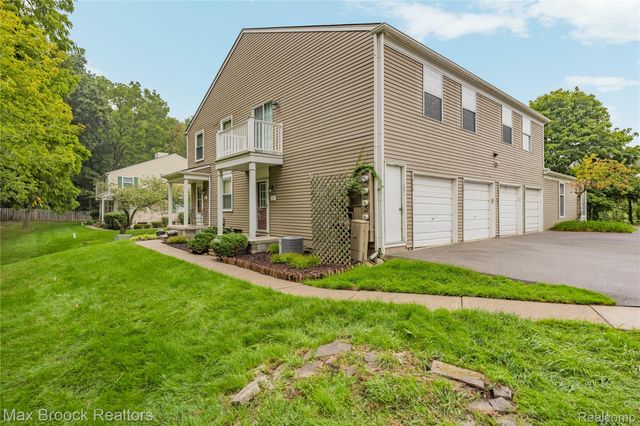 387 Neptune Drive, Walled Lake, MI 48390