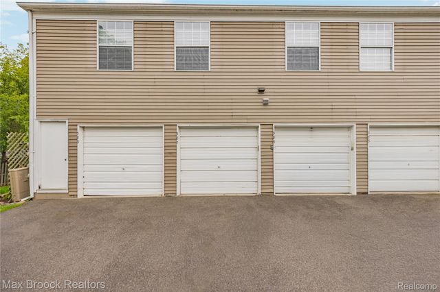 387 Neptune Drive, Walled Lake, MI 48390