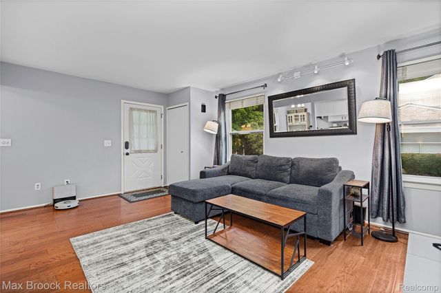 387 Neptune Drive, Walled Lake, MI 48390