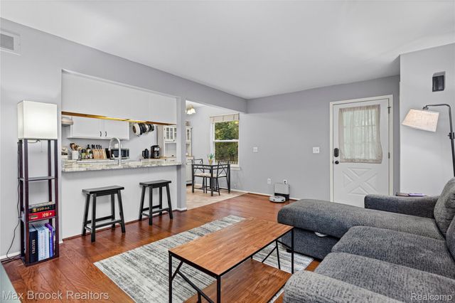 387 Neptune Drive, Walled Lake, MI 48390