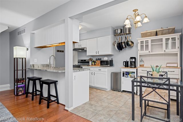 387 Neptune Drive, Walled Lake, MI 48390