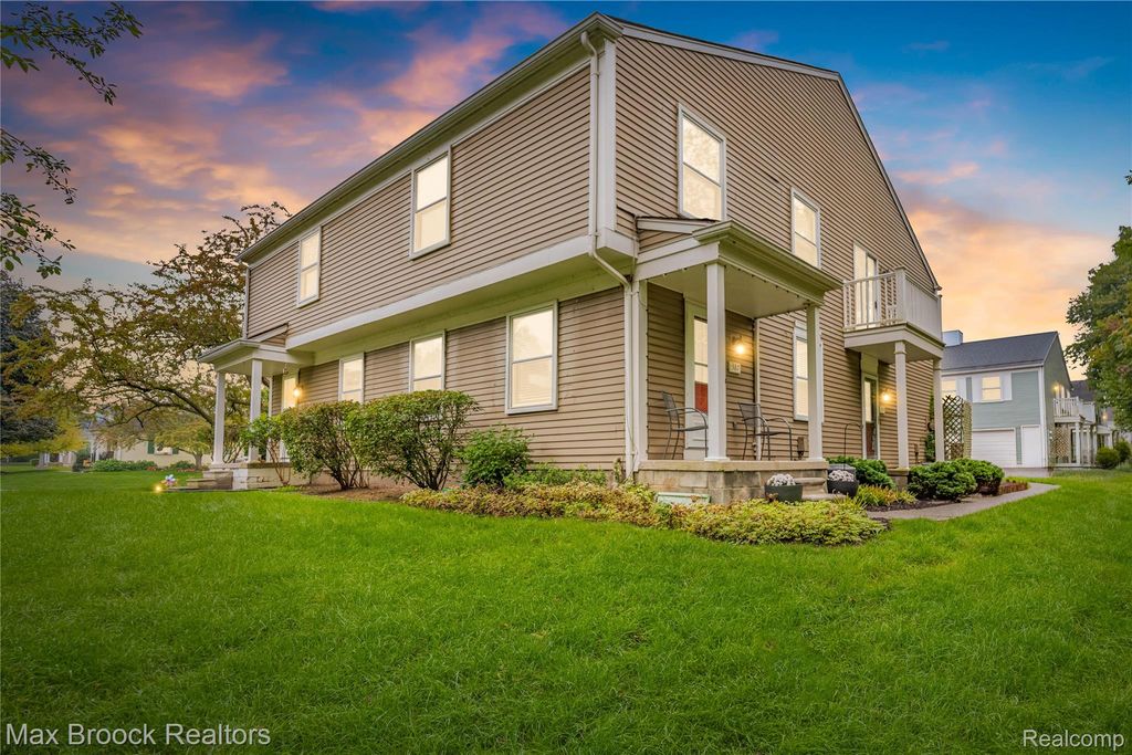 387 Neptune Drive, Walled Lake, MI 48390