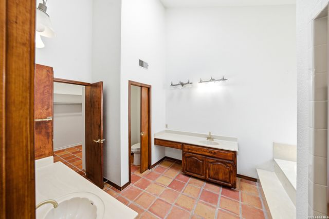 9114 Rustlers Creek Dr, San Antonio, TX 78230