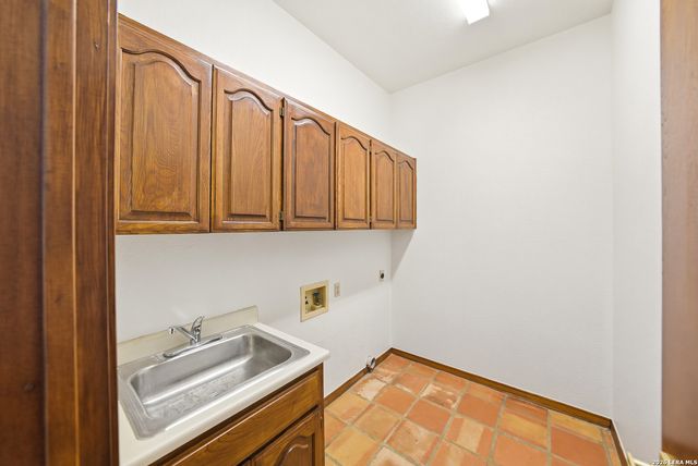 9114 Rustlers Creek Dr, San Antonio, TX 78230