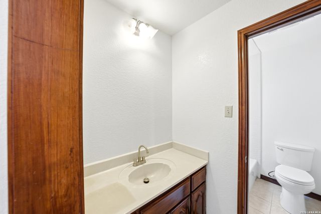 9114 Rustlers Creek Dr, San Antonio, TX 78230