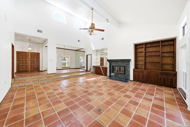 9114 Rustlers Creek Dr, San Antonio, TX 78230