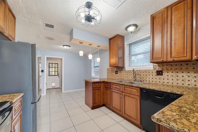 16918 Townes Road, Friendswood, TX 77546