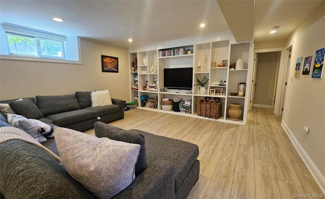 11 John Street, Westhampton Beach, NY 11978