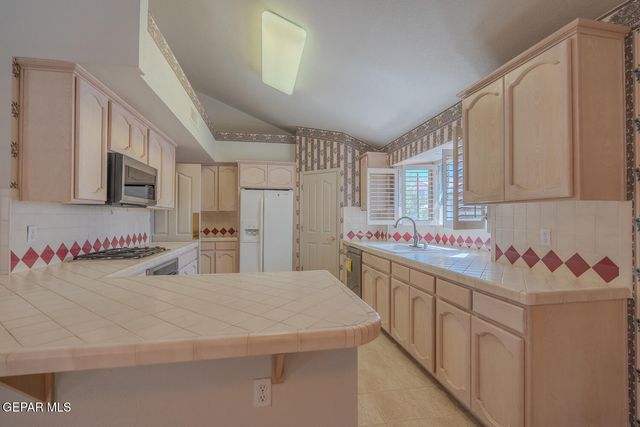 2066 PASEO DEL PRADO, El Paso, TX 79936