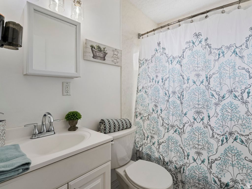 Image 14 of property listing at 4481 W 5015 S, Kearns, UT 84118