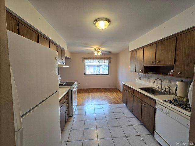 10 Oakwood Terrace 26, New Windsor, NY 12553