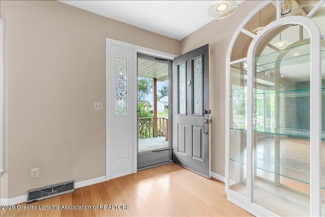 404 Chanticleer Trail, Lansing, MI 48917