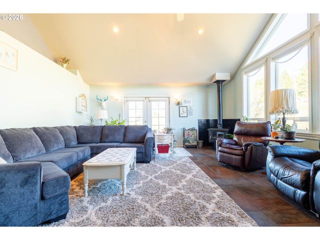 60908 Stackland Rd, Cove, OR 97824