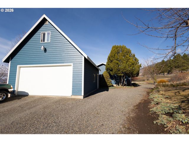 60908 Stackland Rd, Cove, OR 97824