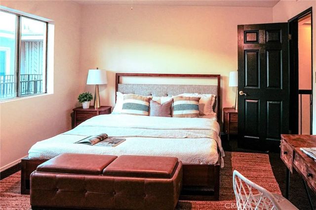 14144 Burbank Boulevard 2, Sherman Oaks, CA 91401