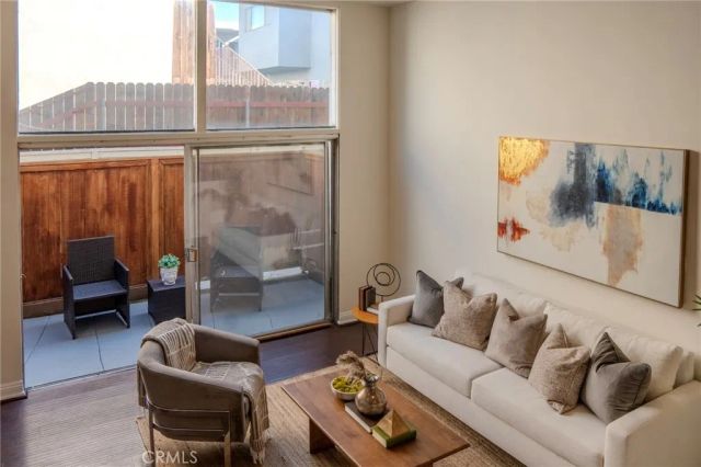 14144 Burbank Boulevard 2, Sherman Oaks, CA 91401