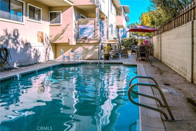 14144 Burbank Boulevard 2, Sherman Oaks, CA 91401