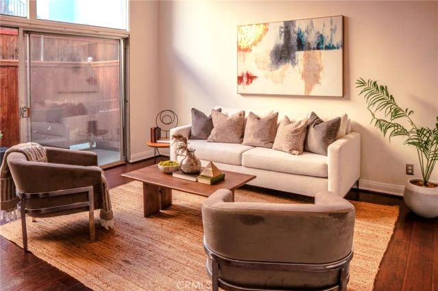 14144 Burbank Boulevard 2, Sherman Oaks, CA 91401